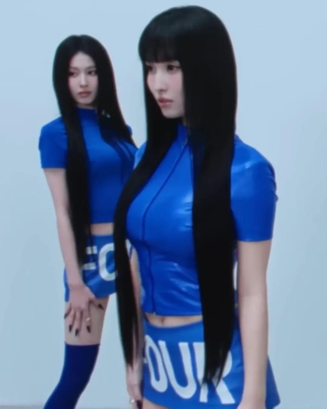 파란 레이싱걸 의상 입은 트와이스 모모 각선미 몸매 근황5.webp.jpg