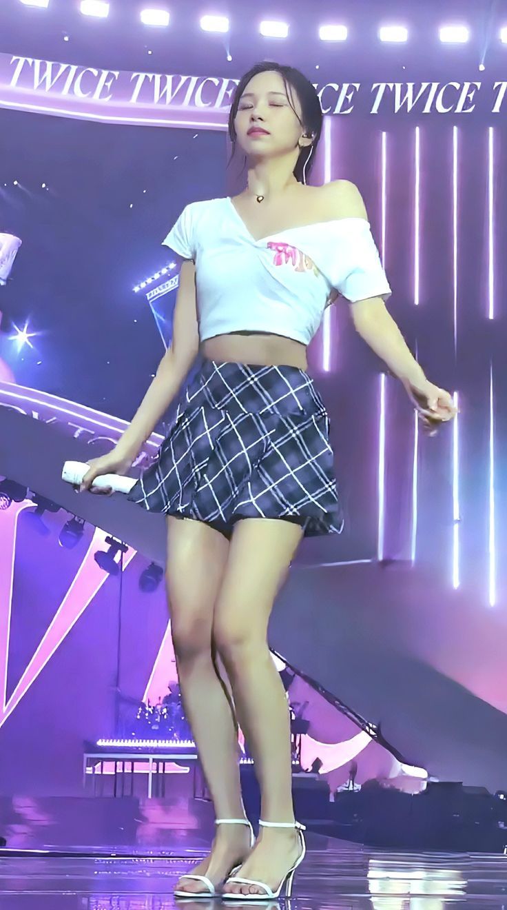 몸 쓸어내리며 꿀렁이는 트와이스 미나 체크스커트 매끈한 허벅지4.jpg