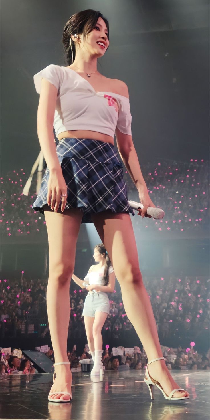 몸 쓸어내리며 꿀렁이는 트와이스 미나 체크스커트 매끈한 허벅지5.jpg