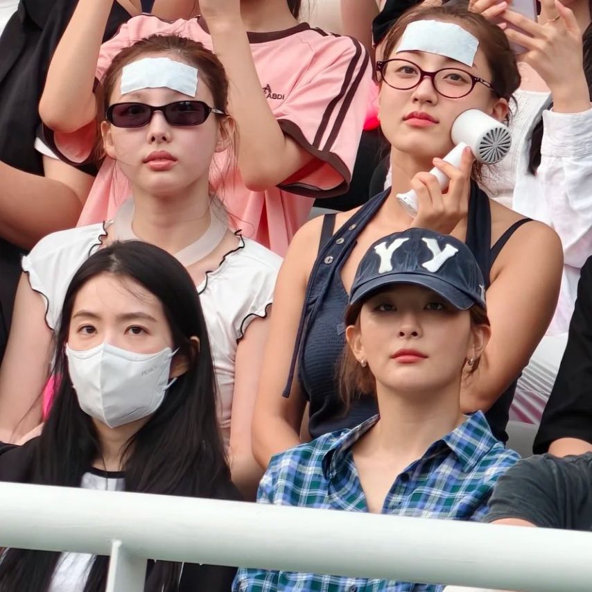 폭염 속 블핑 콘서트 간 트와이스 지효 묵직한 남색 끈나시 가슴골7.jpg