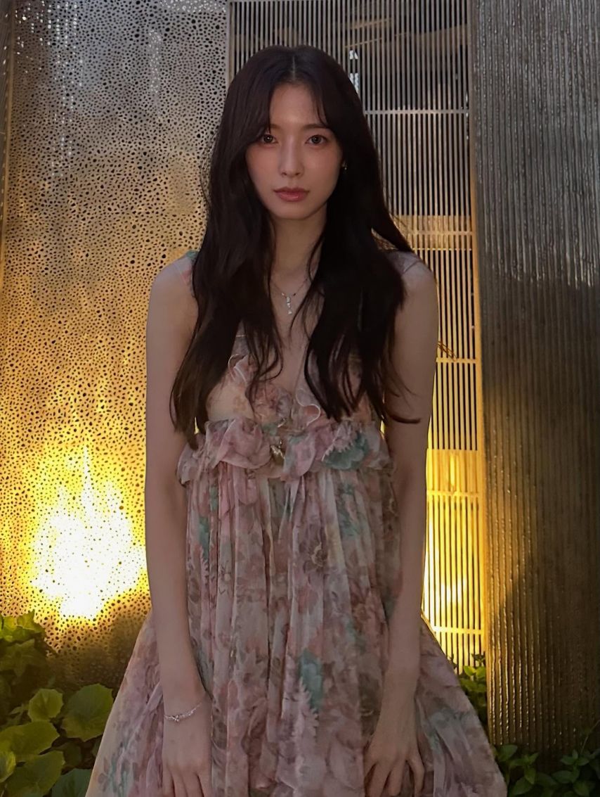 화사한 꽃무늬 드레스 요망한 가슴골 뽀얀 허벅지 각선미 아린15.jpg