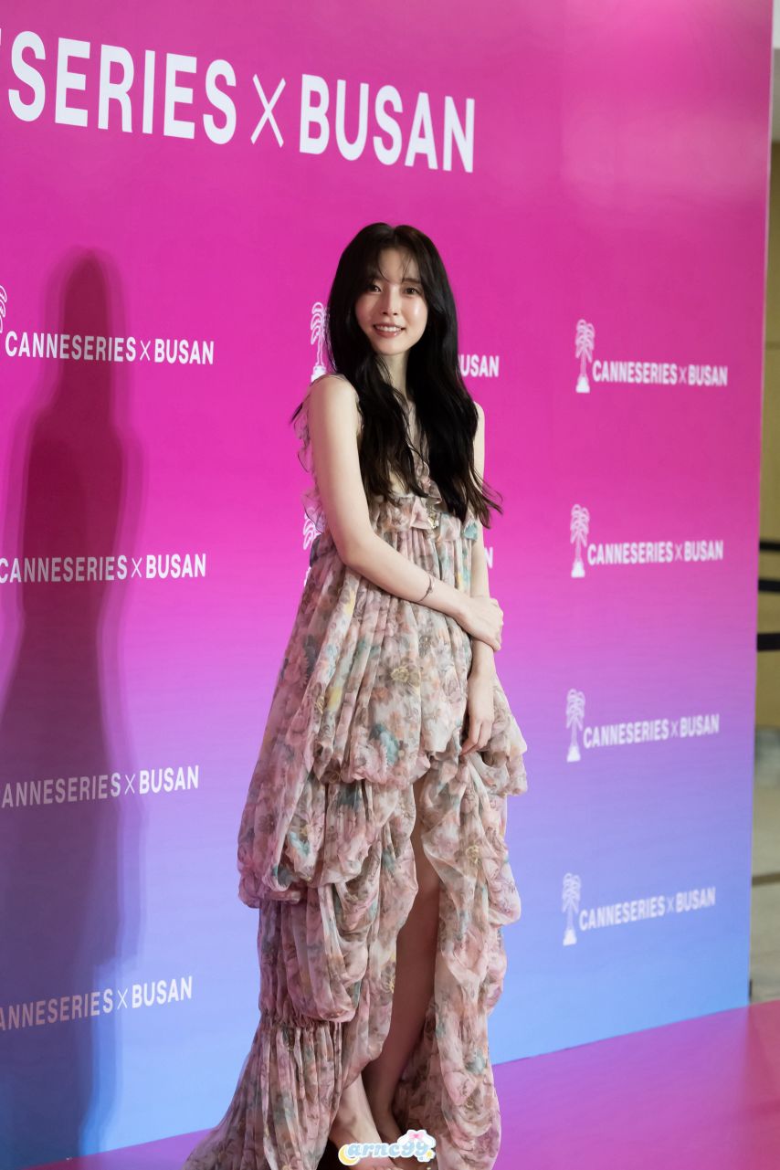 화사한 꽃무늬 드레스 요망한 가슴골 뽀얀 허벅지 각선미 아린11.jpg