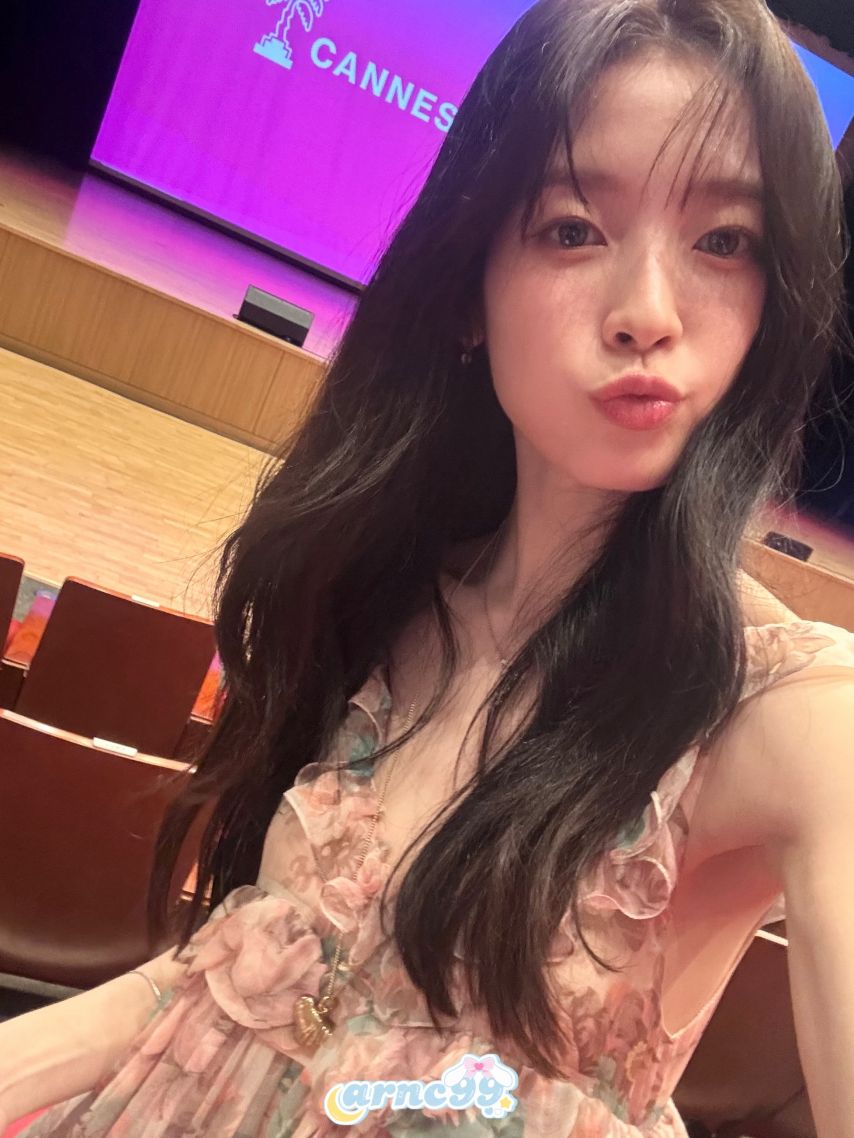 화사한 꽃무늬 드레스 요망한 가슴골 뽀얀 허벅지 각선미 아린6.jpg