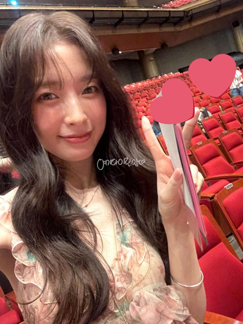화사한 꽃무늬 드레스 요망한 가슴골 뽀얀 허벅지 각선미 아린9.jpg