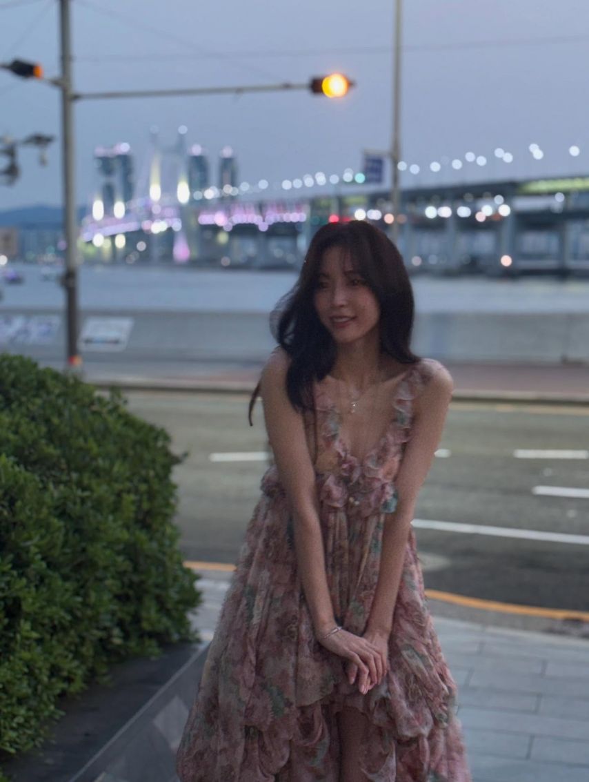 화사한 꽃무늬 드레스 요망한 가슴골 뽀얀 허벅지 각선미 아린17.jpg