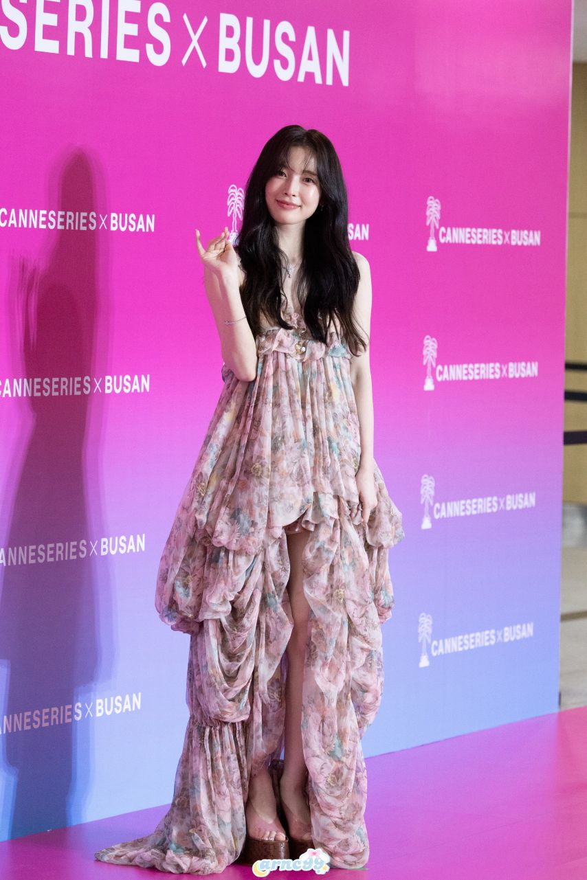 화사한 꽃무늬 드레스 요망한 가슴골 뽀얀 허벅지 각선미 아린10.jpg