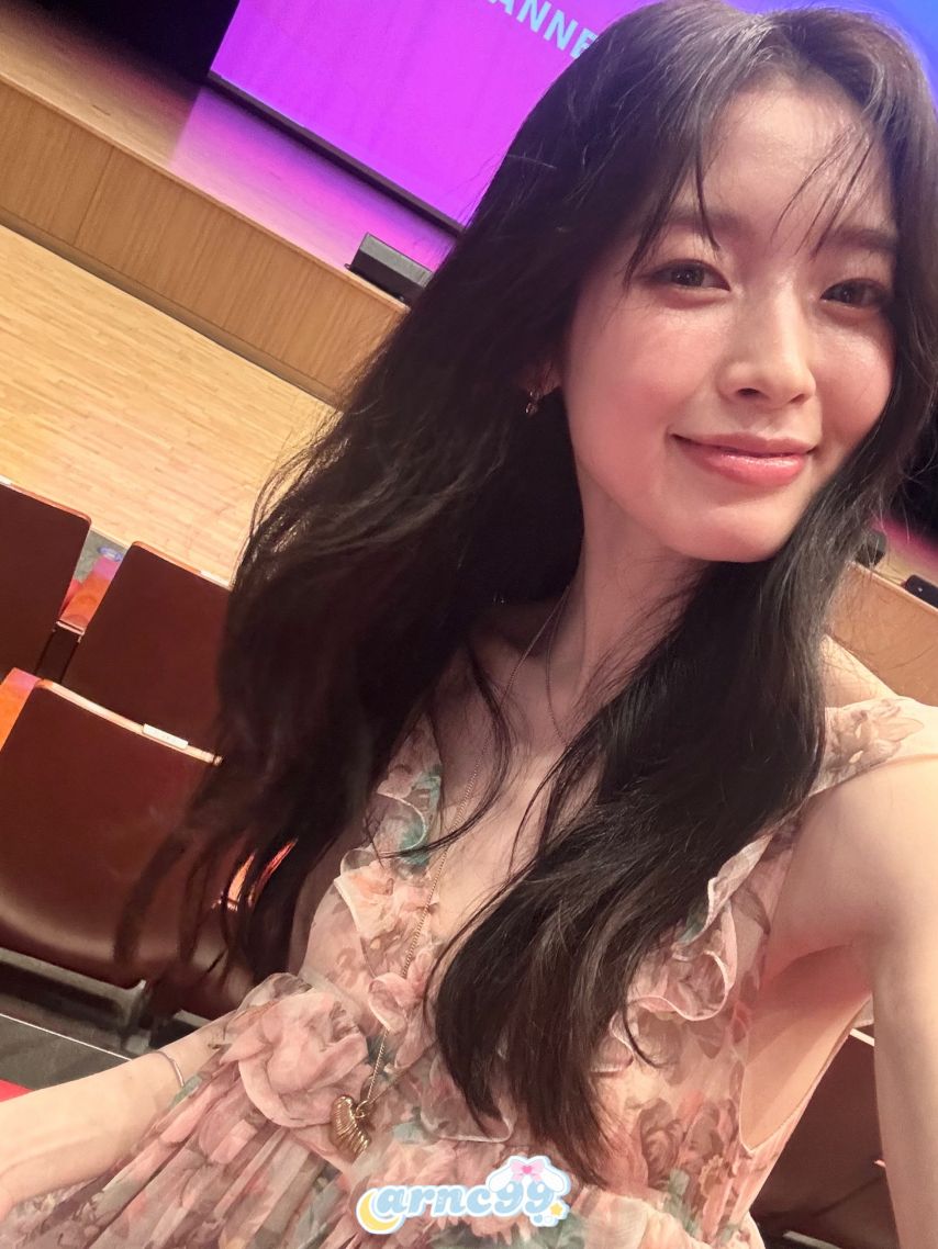 화사한 꽃무늬 드레스 요망한 가슴골 뽀얀 허벅지 각선미 아린5.jpg