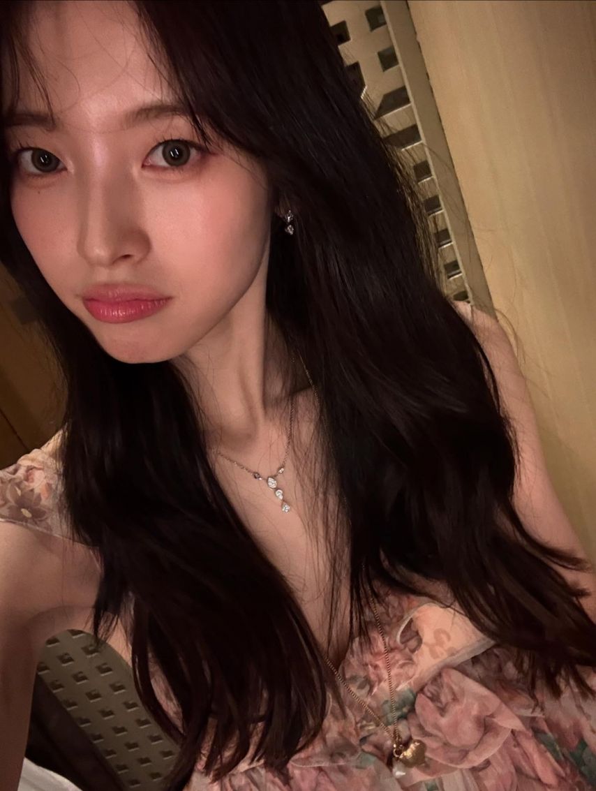화사한 꽃무늬 드레스 요망한 가슴골 뽀얀 허벅지 각선미 아린13.jpg