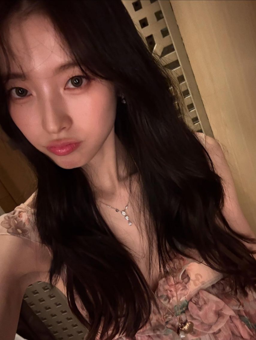 화사한 꽃무늬 드레스 요망한 가슴골 뽀얀 허벅지 각선미 아린14.jpg