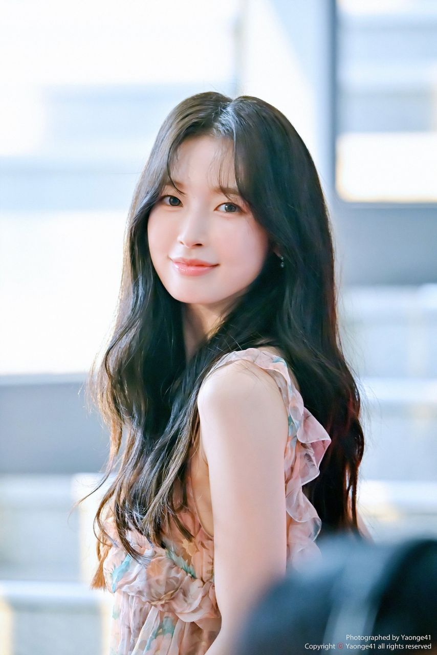 화사한 꽃무늬 드레스 요망한 가슴골 뽀얀 허벅지 각선미 아린4.jpg