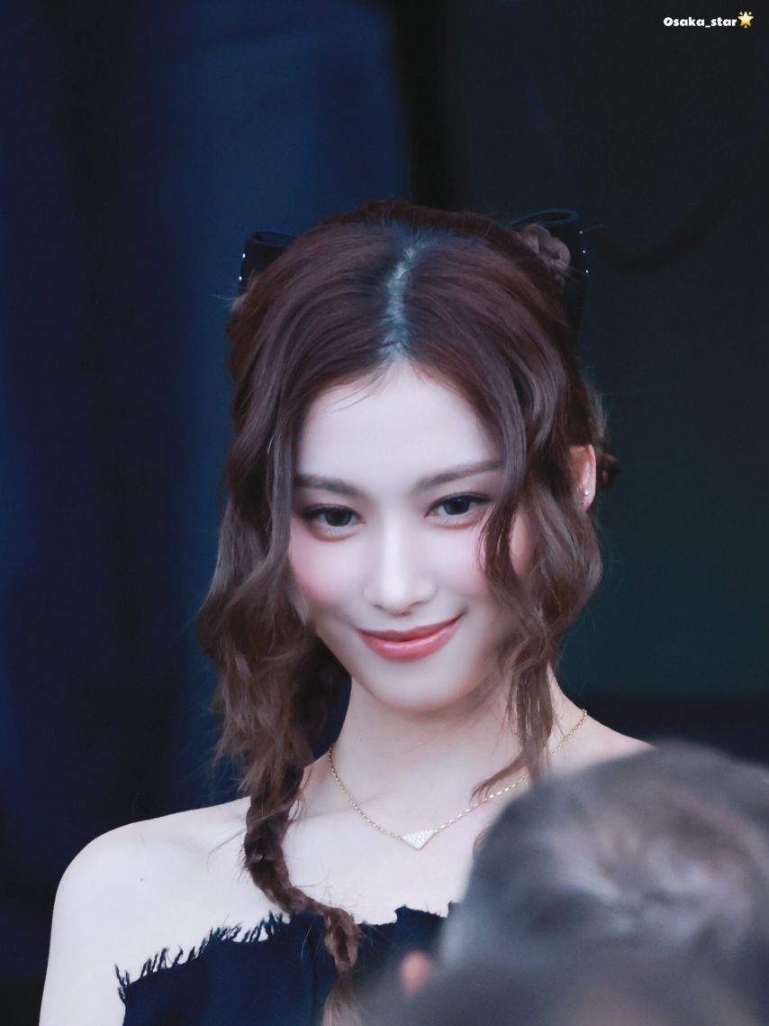 트와이스 사나 PRADA 밀라노1_2.jpg