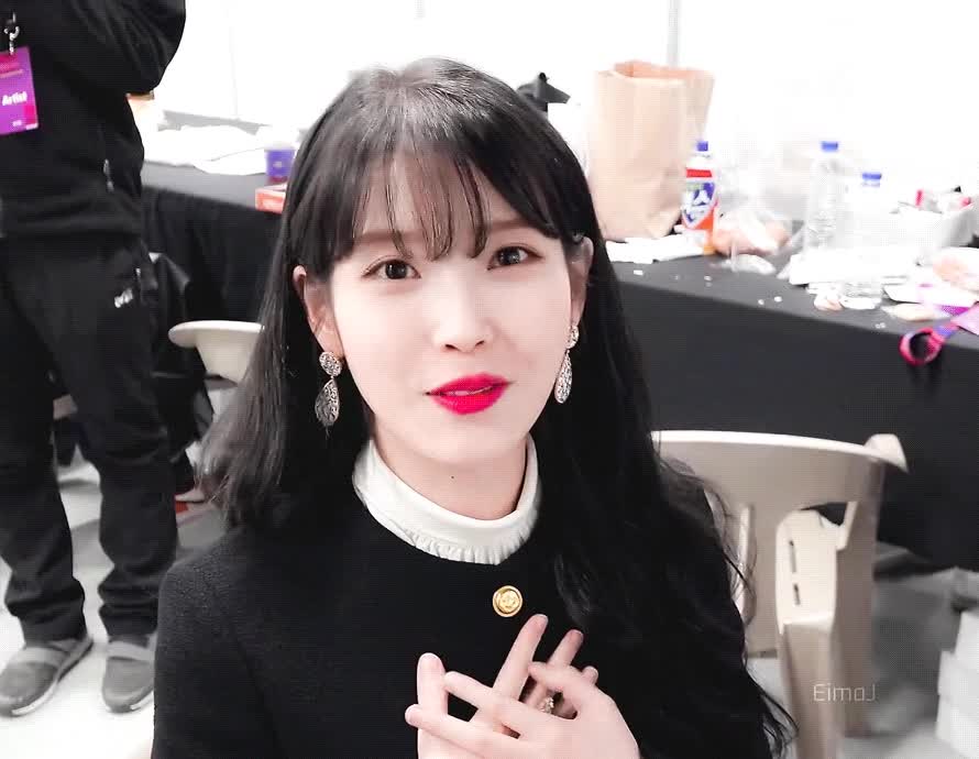 아이유 그녀에게 주어진 합격 목걸이 2.gif