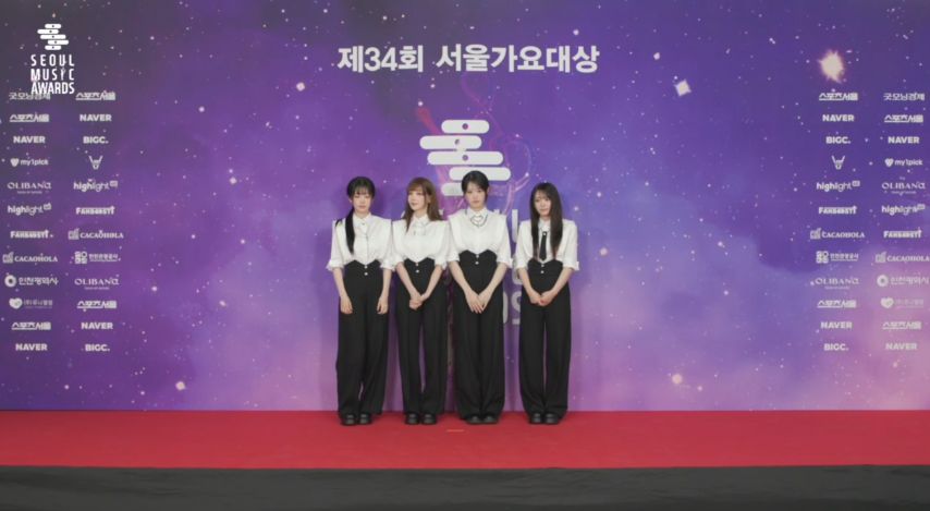 긴장한 QWER 서가대1_3.jpg
