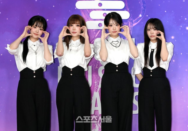 긴장한 QWER 서가대1_1.jpg