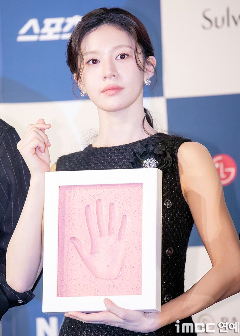 고윤정 청룡시리즈어워즈 핸드프린팅1_4.jpg