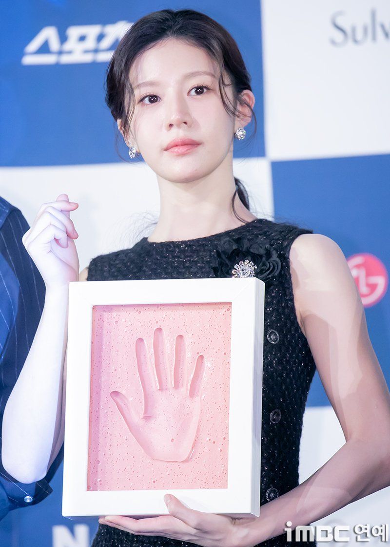 고윤정 청룡시리즈어워즈 핸드프린팅1_9.jpg
