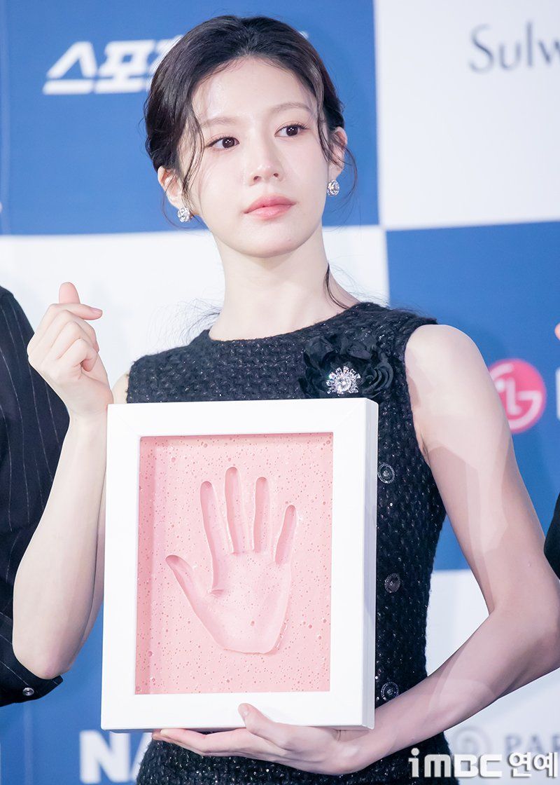 고윤정 청룡시리즈어워즈 핸드프린팅1_8.jpg