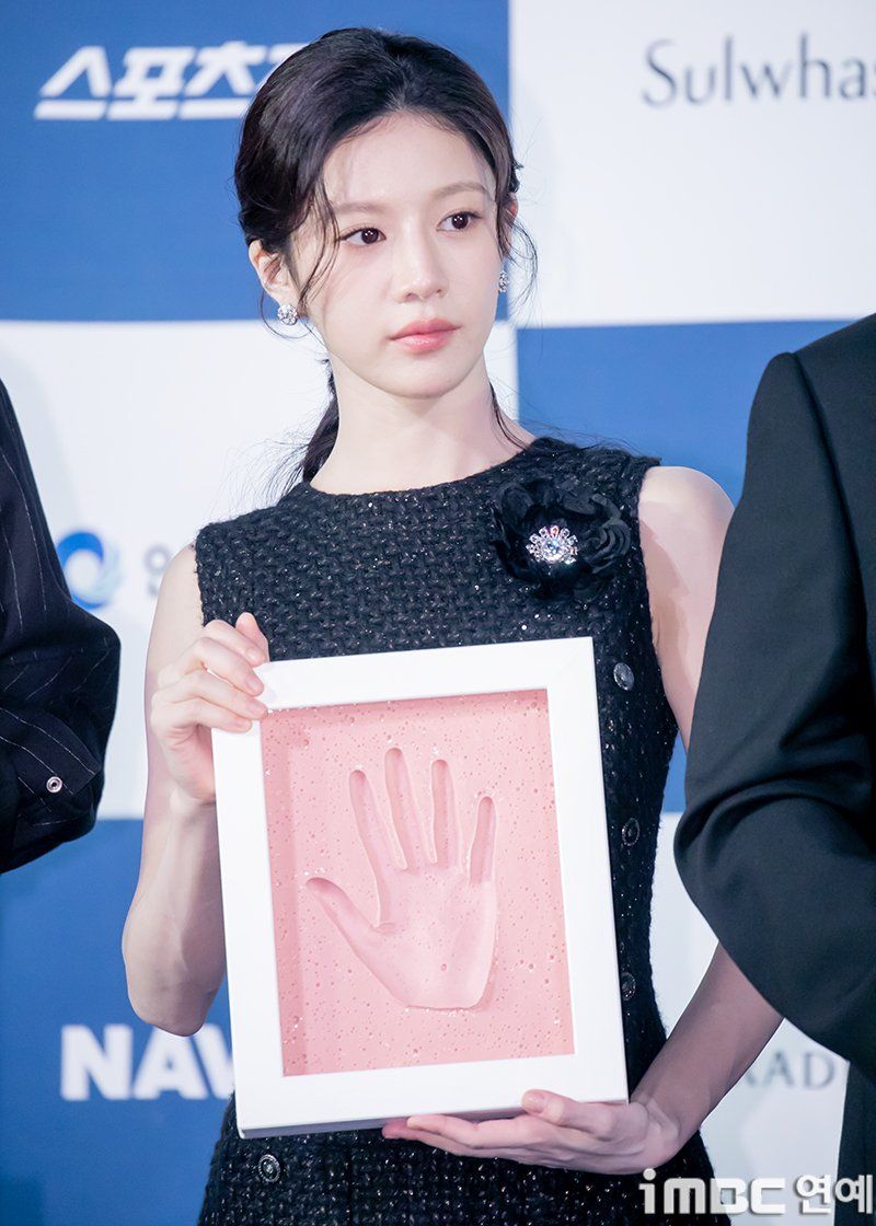 고윤정 청룡시리즈어워즈 핸드프린팅1_7.jpg