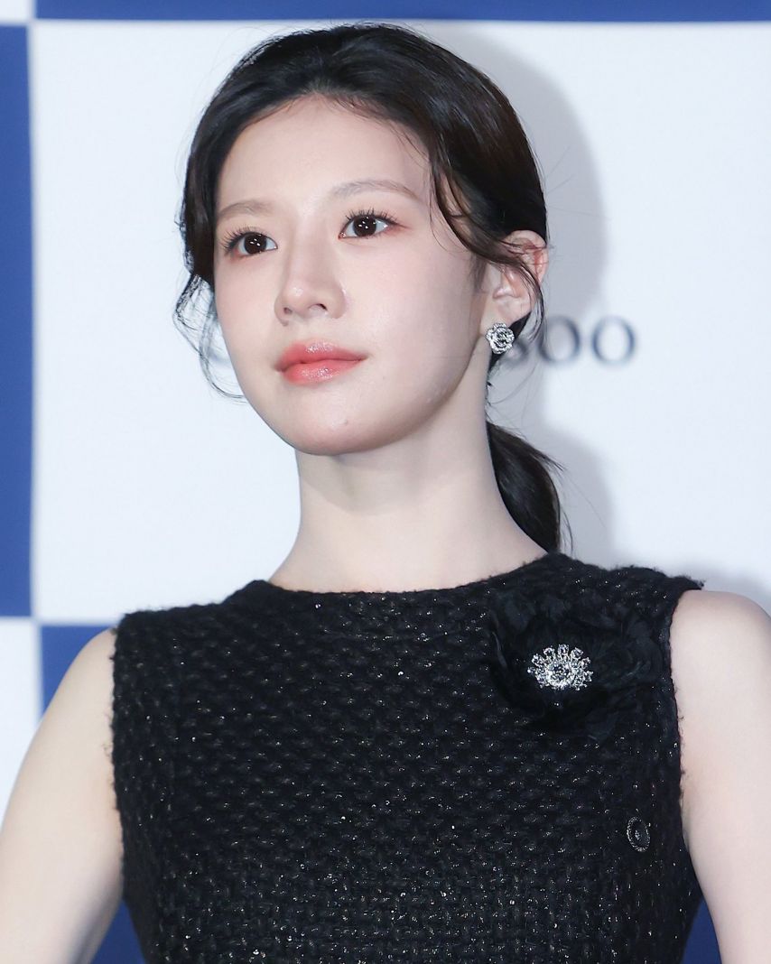 고윤정 청룡시리즈어워즈 핸드프린팅1_2.jpg