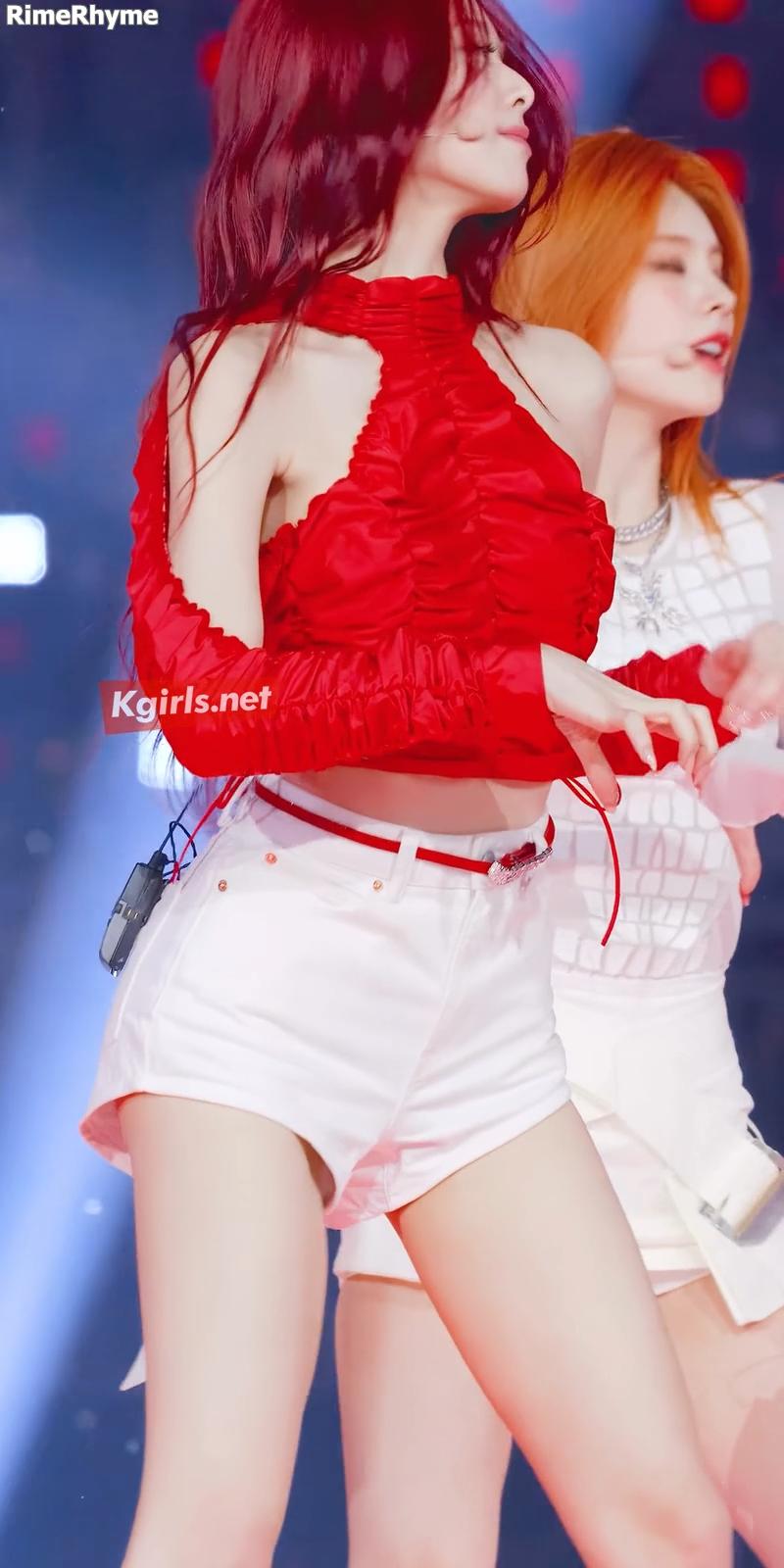 있지 유나 새하얀 핫팬츠 속에 의슴스러운 블랙 컬러 노출.mp1_1.png.jpg