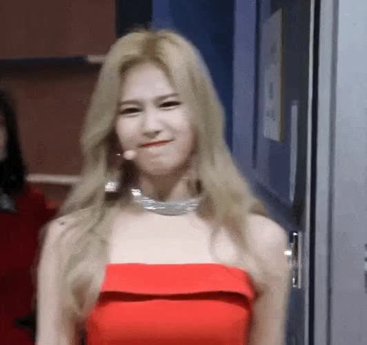 코찡긋 사나 3.gif