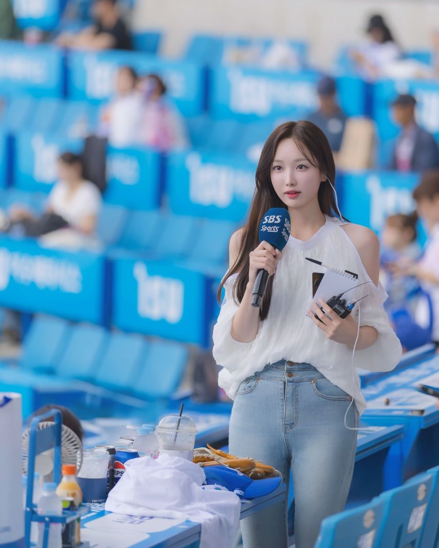 김세연 아나운서1_1.jpg
