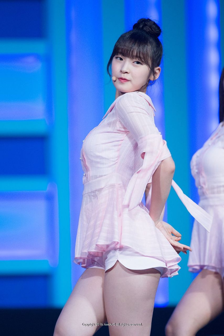 오마이걸 아린 18세 여고생 시절.지금보다 좋은 허벅지 피지컬 수준5.jpg