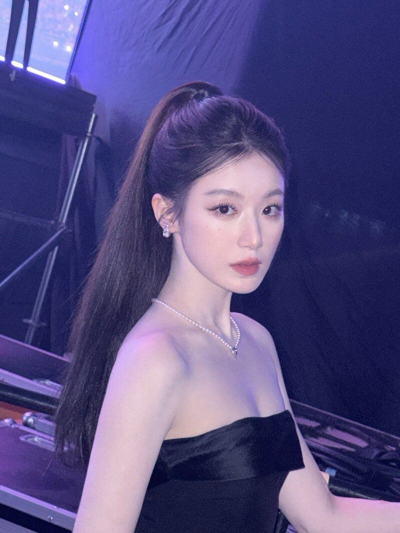 조명빨 제대로 받은 슈화의 새하얀 피부1_9.jpg