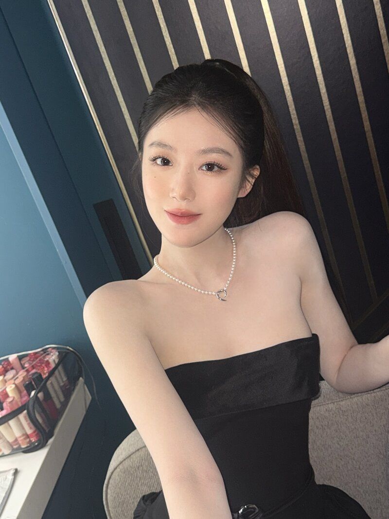 조명빨 제대로 받은 슈화의 새하얀 피부1_10.jpg