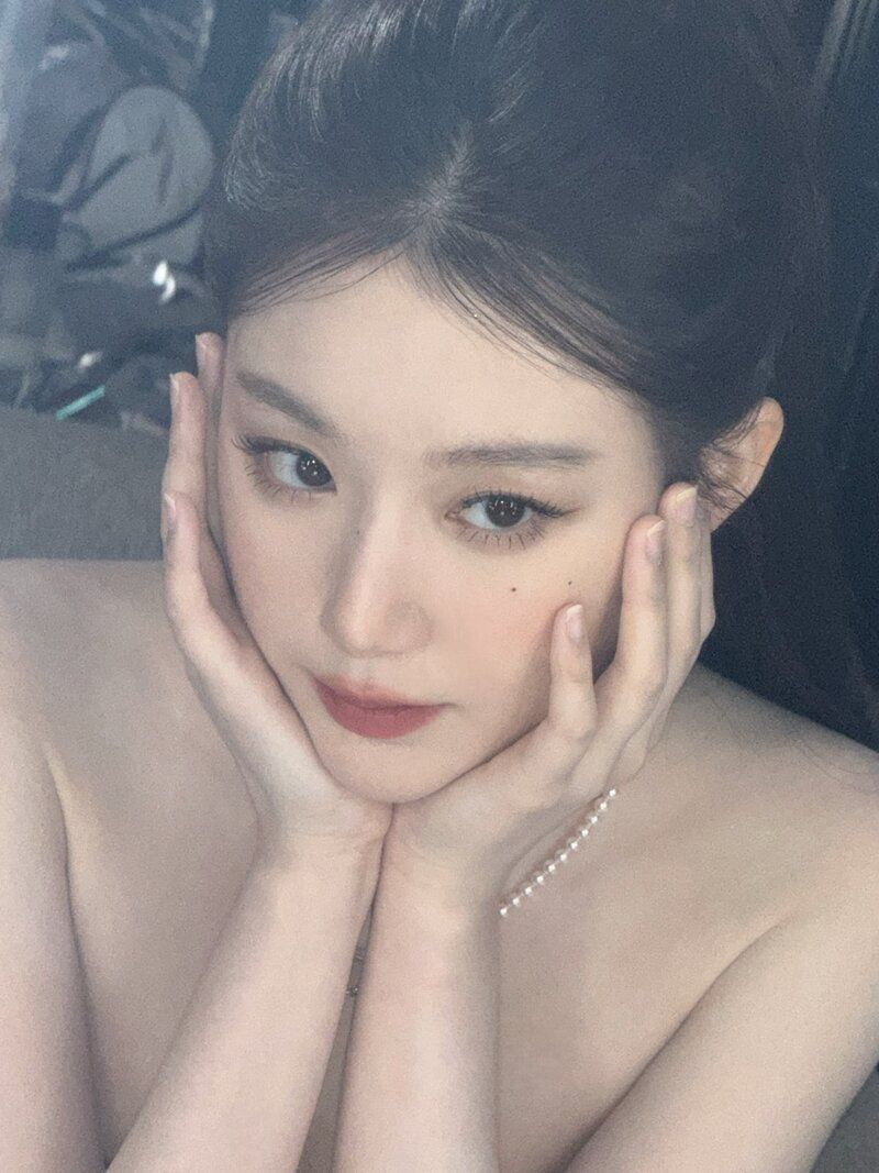 조명빨 제대로 받은 슈화의 새하얀 피부1_5.jpg