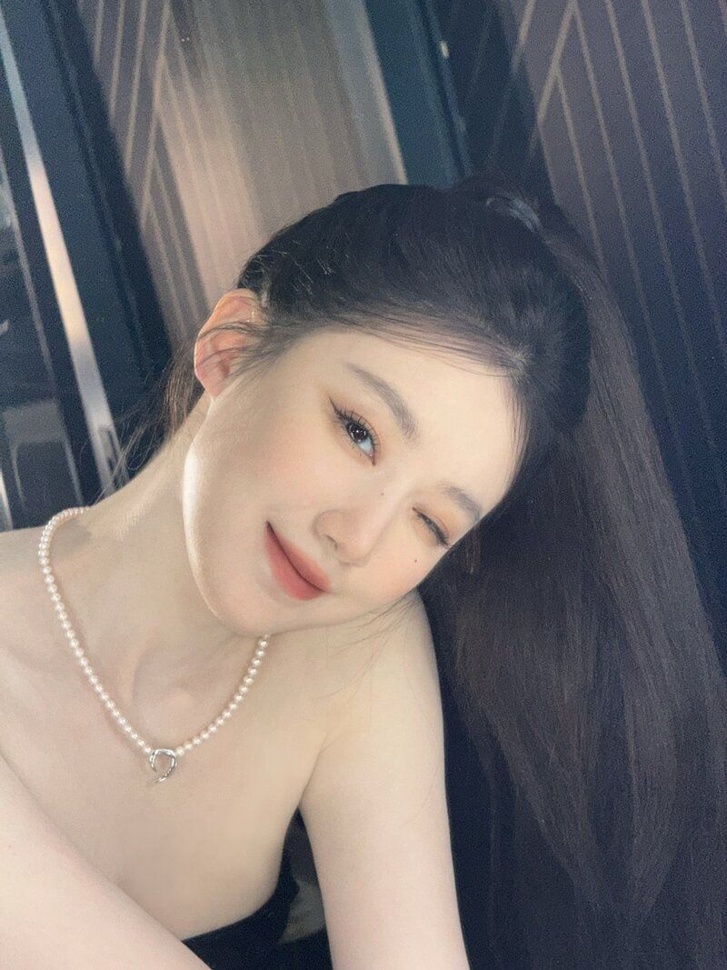 조명빨 제대로 받은 슈화의 새하얀 피부1_1.jpg