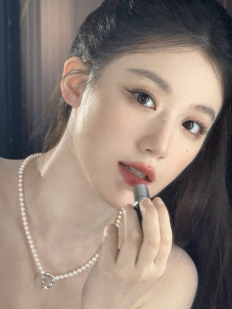 조명빨 제대로 받은 슈화의 새하얀 피부1_2.jpg