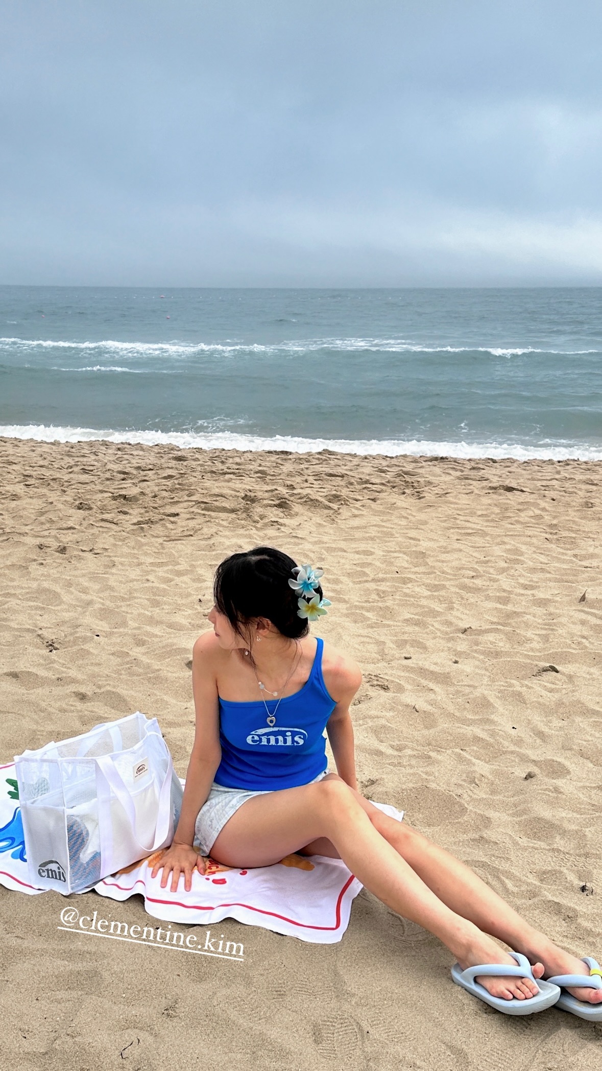 [러블리즈] 류수정 바닷가에서 시원한 파란색 비치웨어 야꼽 + 허벅지3.jpg