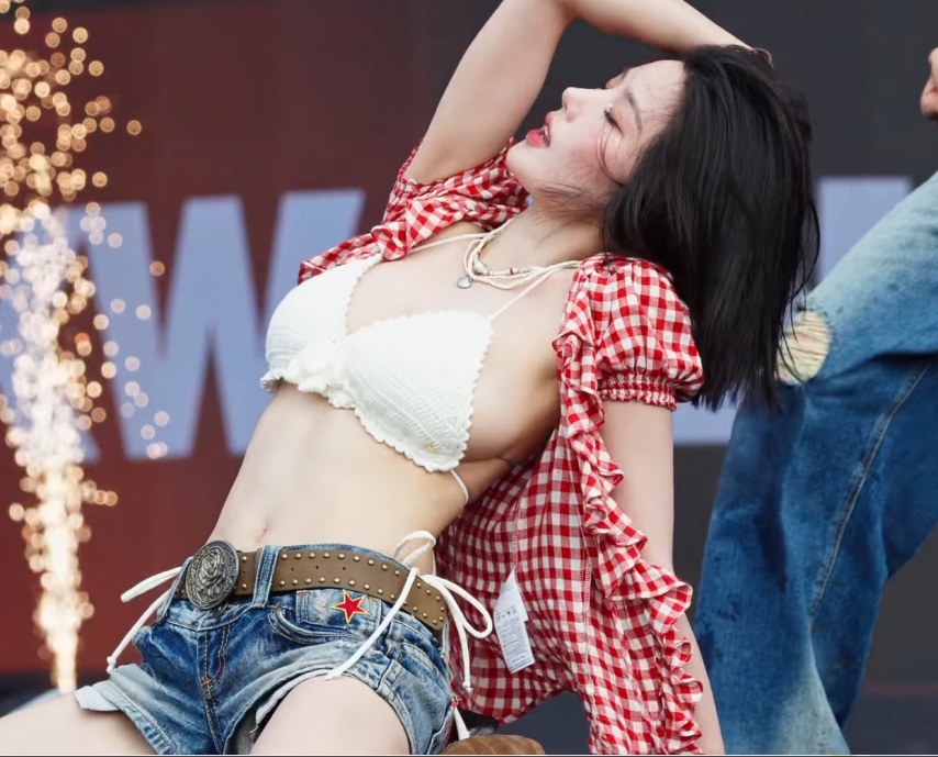 [워터밤 서울] 빨간 체크남방 풀고 풍슴 클라스 뽐내는 권은비30.jpg