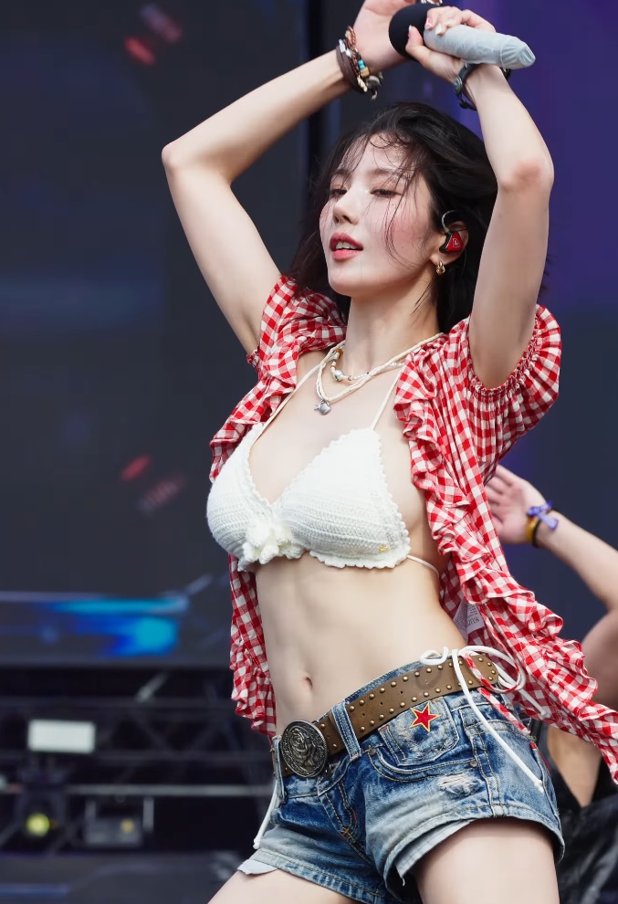 [워터밤 서울] 빨간 체크남방 풀고 풍슴 클라스 뽐내는 권은비26.jpg