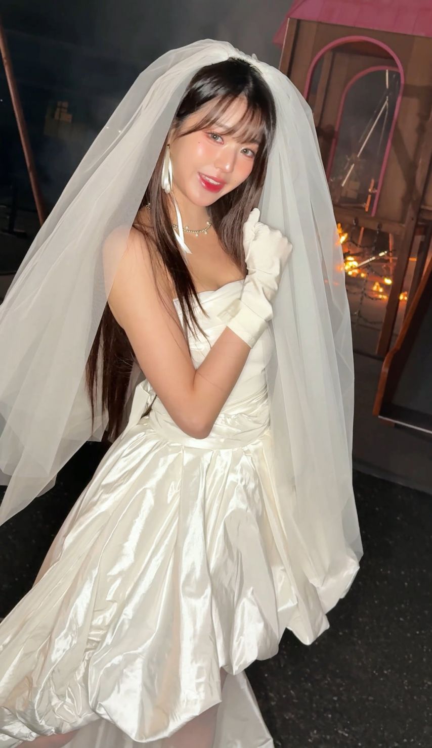 순백색 면사포 + 웨딩드레스를 입은 공주님 장원영 미친 미모4.jpg