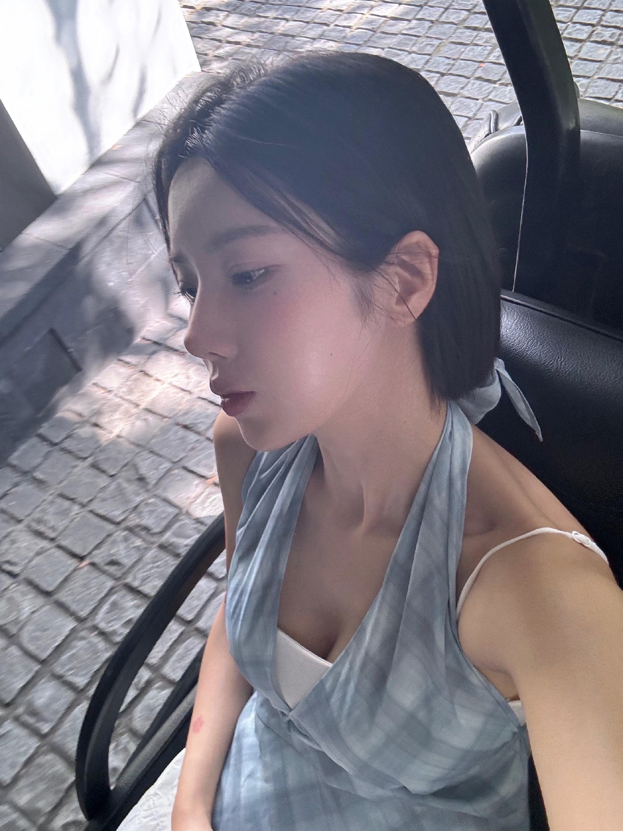 해외여행 가서 요가하는 권은비 김민주 쫀쫀한 레깅스 몸매 가슴골2.jpg