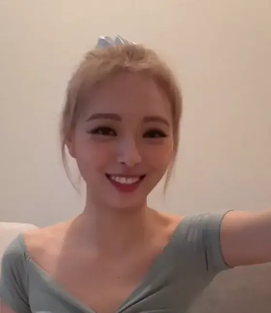 들썩들썩거리는 ITZY 유나 1.webp
