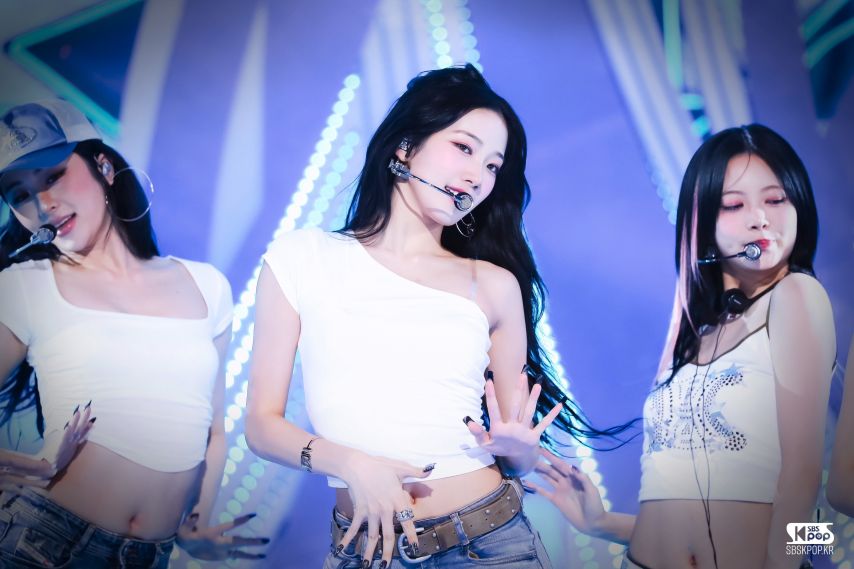 청바지핏 좋은 상큼한 미모 르세라핌 카즈하1_1.jpg