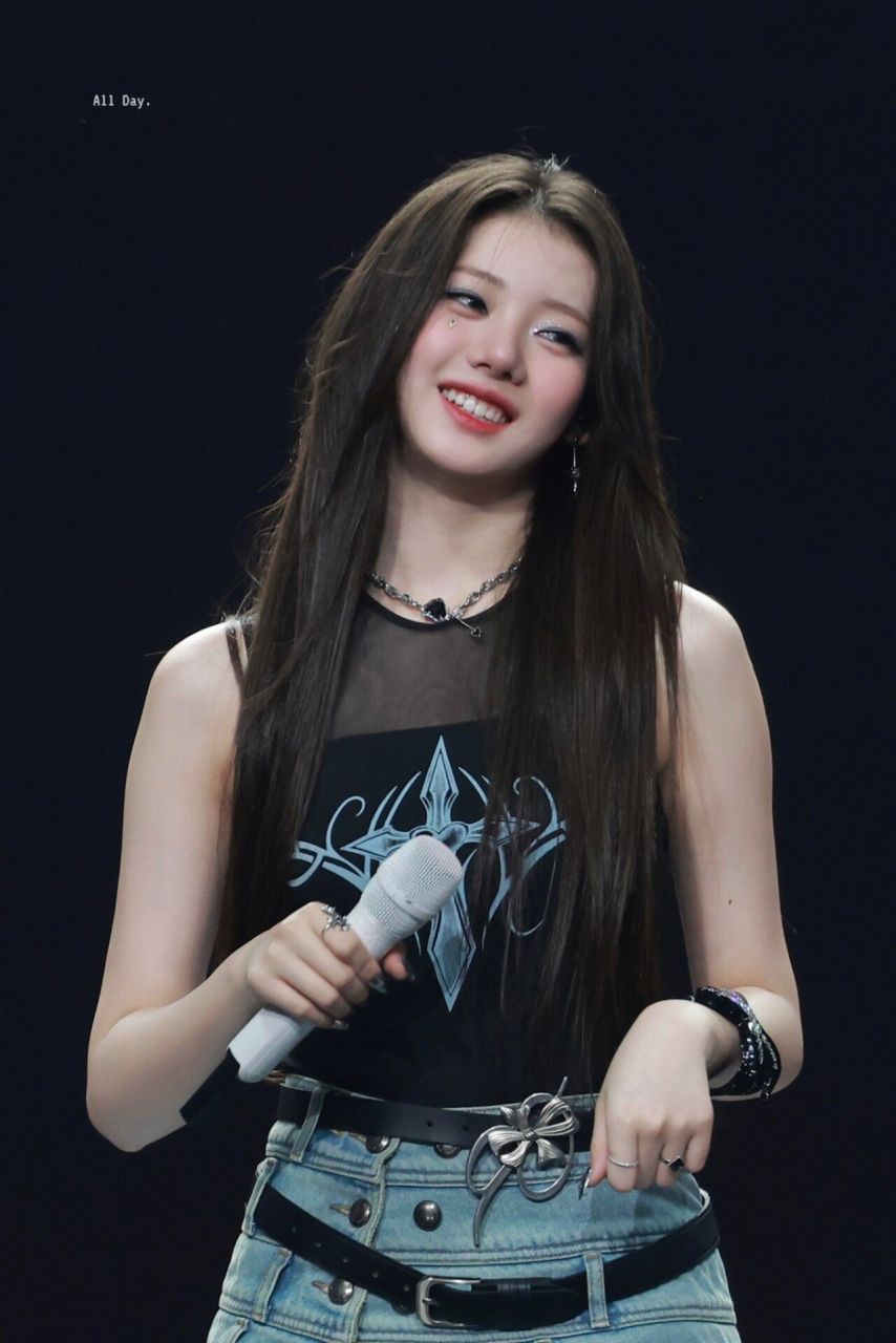베이비몬스터 로라1_1.jpg
