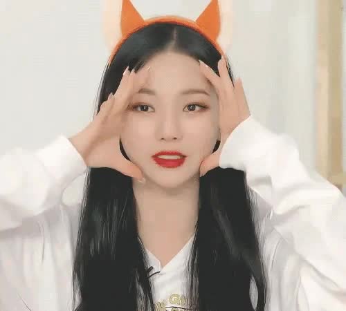 머리띠한 에스파 카리나 6.gif