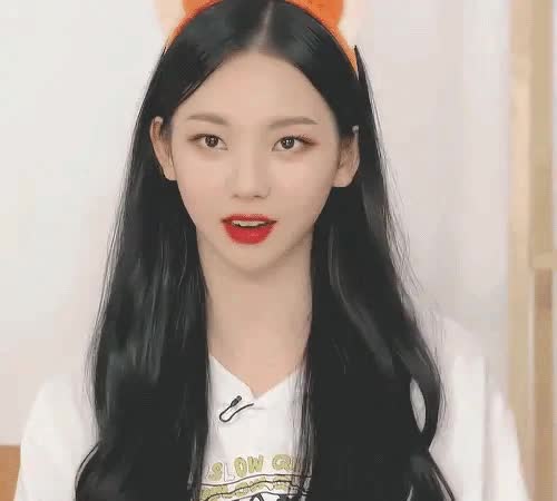 머리띠한 에스파 카리나 1.gif