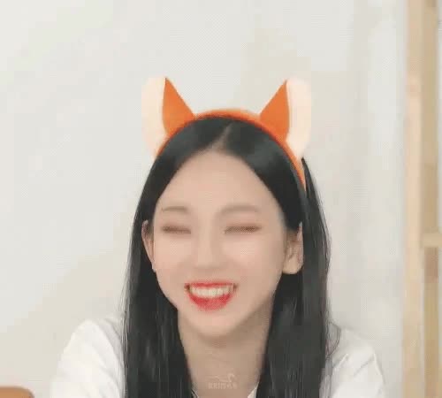 머리띠한 에스파 카리나 3.gif