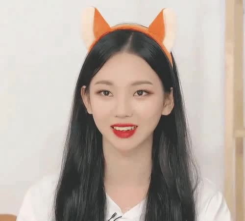 머리띠한 에스파 카리나 2.gif