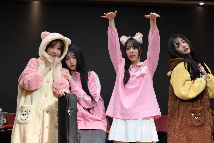 QWER 부르는 우산 _1_1.jpg