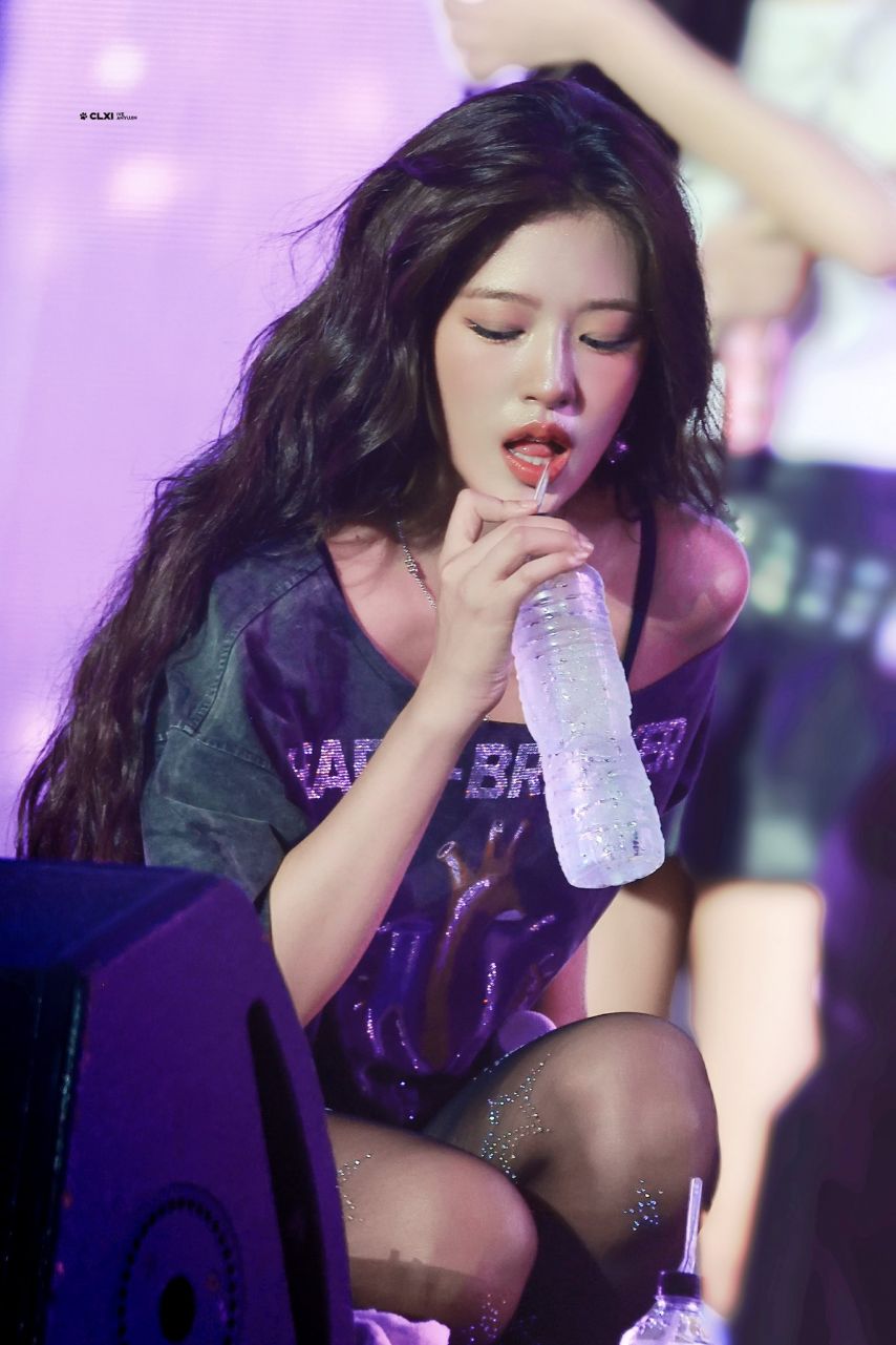 더워서 물 마시는 아이브 안유진 가죽핫팬츠 검스 야벅지2.jpg