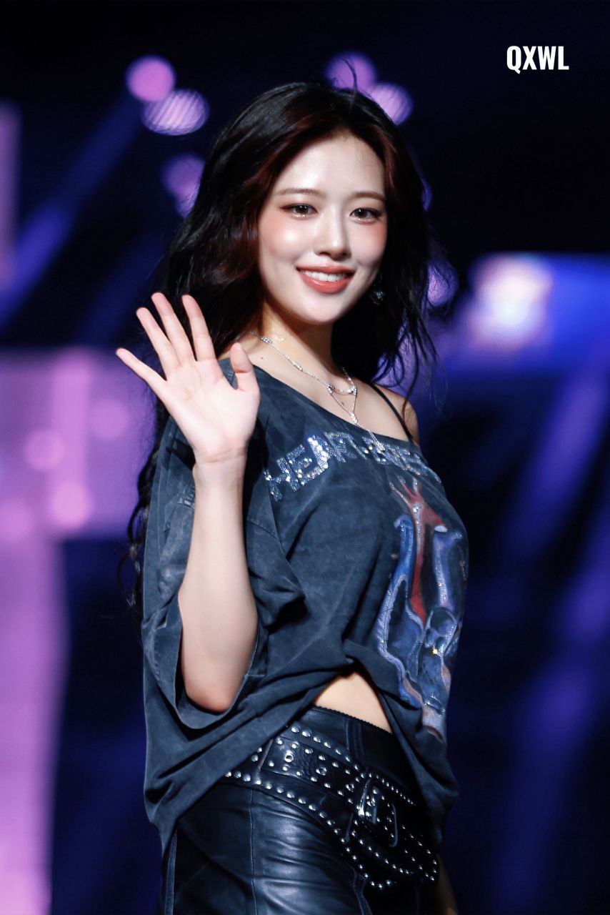 더워서 물 마시는 아이브 안유진 가죽핫팬츠 검스 야벅지12.jpg