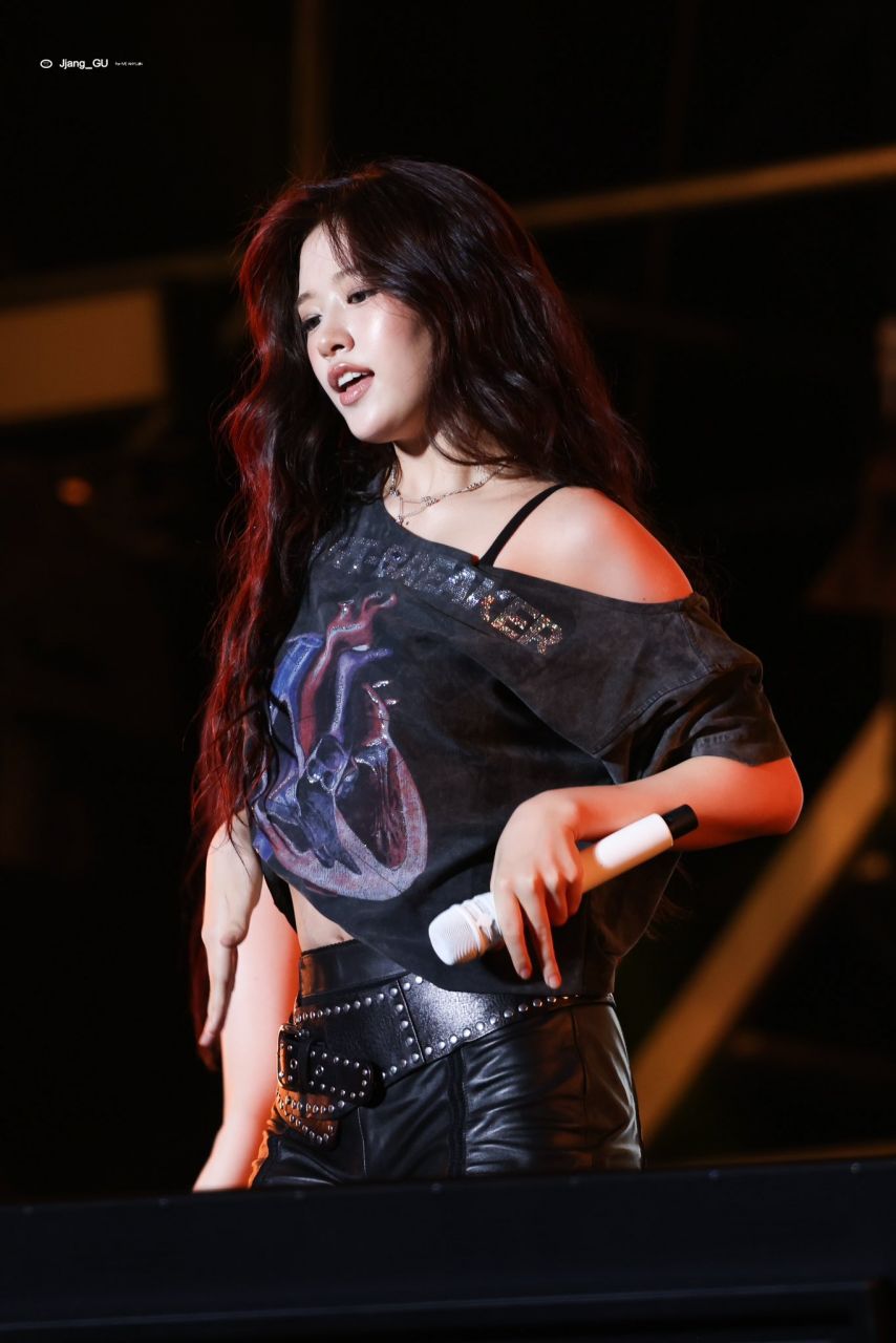 더워서 물 마시는 아이브 안유진 가죽핫팬츠 검스 야벅지8.jpg