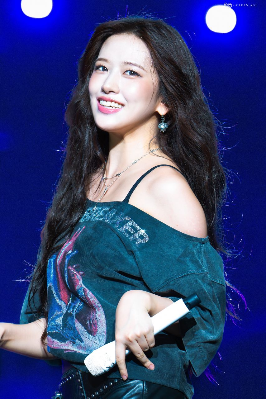 더워서 물 마시는 아이브 안유진 가죽핫팬츠 검스 야벅지1.jpg