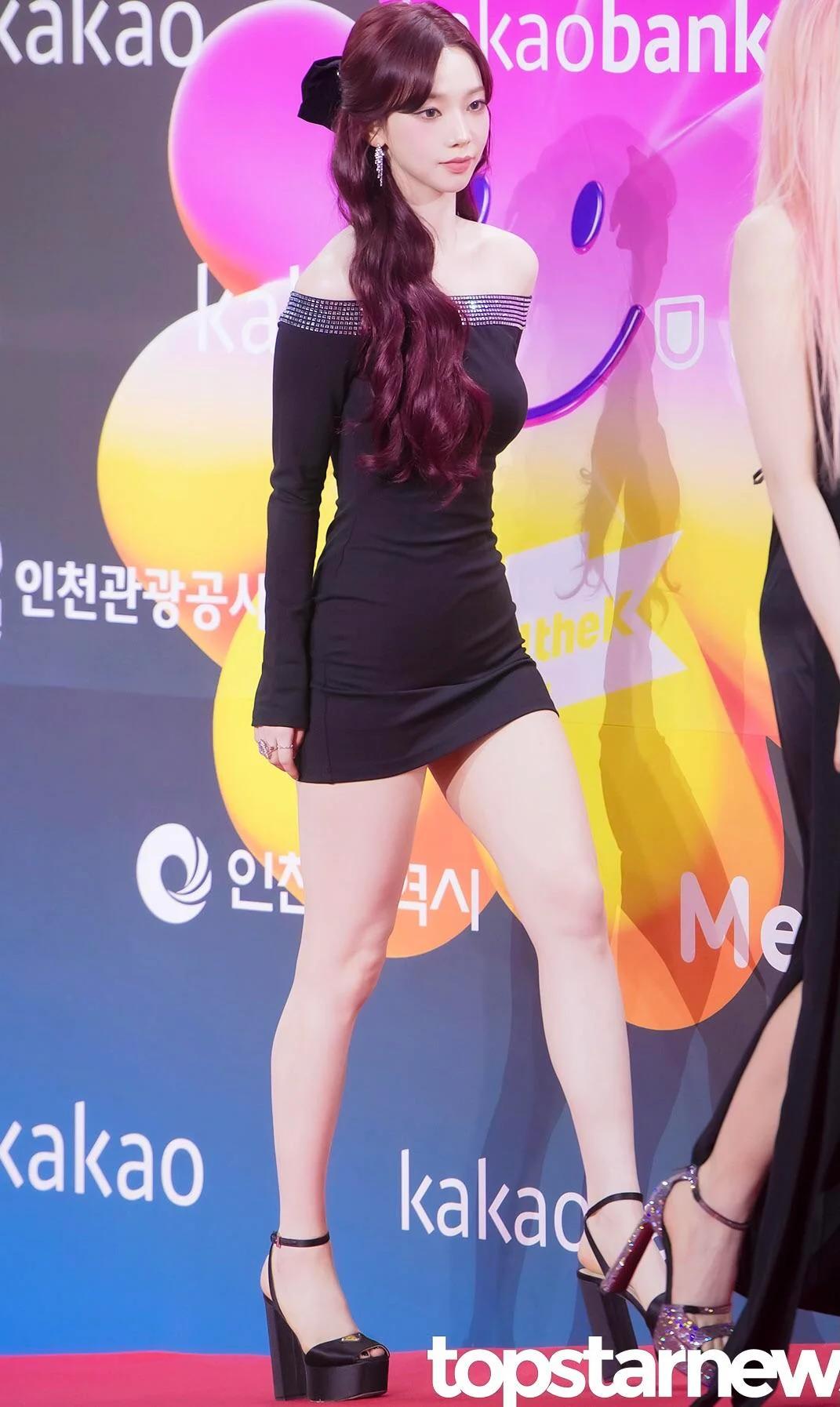 에스파 카리나 골반에 끼는 블랙드레스 탄탄한 꿀벅지- MMA27.webp.jpg